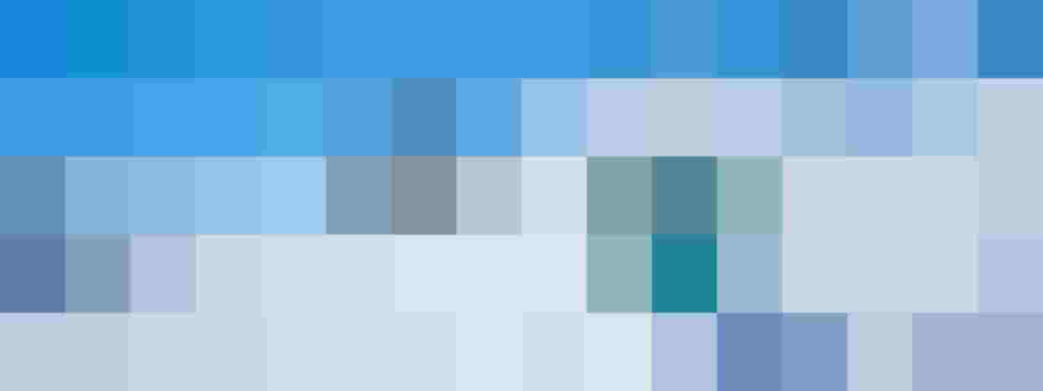 Skifahrerin auf der Piste in Rauris, mit Gondeln und schneebedeckten Bergen im Hintergrund.